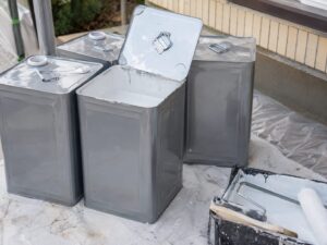 外壁塗装工事で使用する一斗缶と塗装道具のイメージ