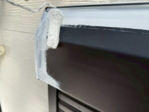 東近江市Y様邸 鉄部の下塗り作業。白い防錆プライマーを塗布してサビを防ぐ施工風景