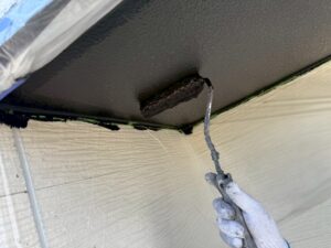 東近江市Y様邸 軒天塗装仕上げ。黒い塗膜が艶やかで落ち着いた印象に仕上がった状態