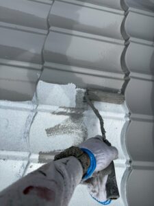 東近江市の住宅で屋根中塗り施工中。プレミアムルーフSiを使用し、防水性・耐候性を高めています。