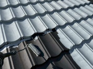 屋根全体に下塗りが施され、塗料が均一に密着した状態。東近江市の屋根塗装現場。