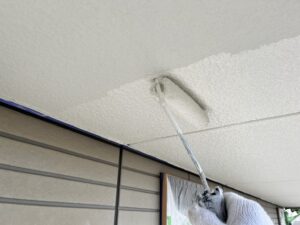 東近江市G様邸の軒天上塗り作業。プレミアムシリコン(エスケー化研)を使用し、アイボリー系で落ち着いた上品な仕上がりにしています。